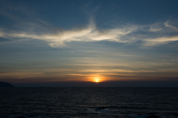 静かな海に沈む夕陽