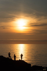 夕暮れの海と磯釣り