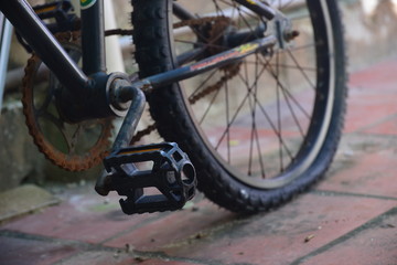 Fototapeta na wymiar old bicycle flat tire, flat tire, bicycle tire, old bicycle, rusty bicycle