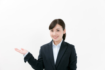 手を差し出すビジネスウーマン