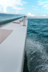 Obraz premium Boat side looking down to Seaspray coming from ocean
