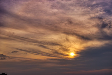  Dieses einzigartige Bild zeigt den gigantischen Sonnenuntergang auf den Malediven. eineinzig artiges Farbschauspiel wie der Himmel sich Orange färbt