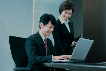 打ち合わせをするビジネスマンとビジネスウーマン