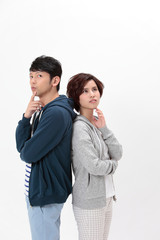 考えるカップル