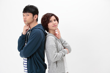 考えるカップル