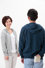 プレゼントを渡すカップル
