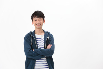 腕組みする男性