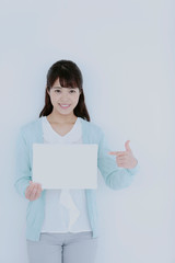 Fototapeta premium メッセージボードを指差す女性