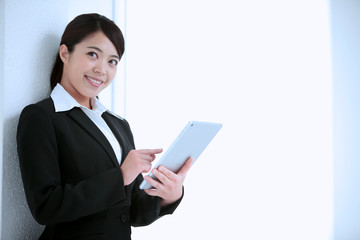 タブレットPCを操作するビジネスウーマン