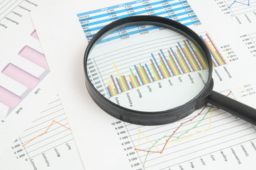 Obraz premium Business concept, magnifying glass on financial charts and graphs