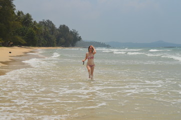 Fototapeta premium Girl runs along the seashore