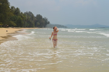 Fototapeta premium Girl runs along the seashore