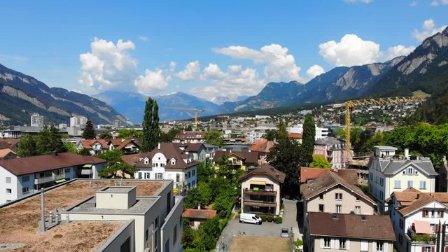 Drohne fliegt &uuml;ber die Stadt Chur, Schweiz. Aufnahmen zeigen die Stadt und angrenzenden Wald. 
Drone Aerial of the Swiss City Chur.