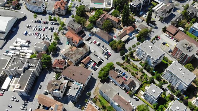 Drohne fliegt über die Stadt Chur, Schweiz. Aufnahmen zeigen die Stadt und angrenzenden Wald. 
Drone Aerial of the Swiss City Chur.
