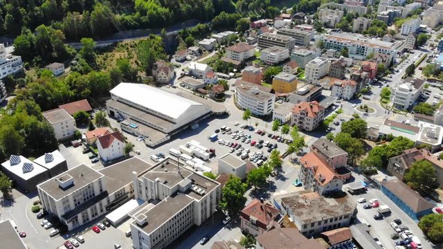 Drohne fliegt &uuml;ber die Stadt Chur, Schweiz. Aufnahmen zeigen die Stadt und angrenzenden Wald. 
Drone Aerial of the Swiss City Chur.