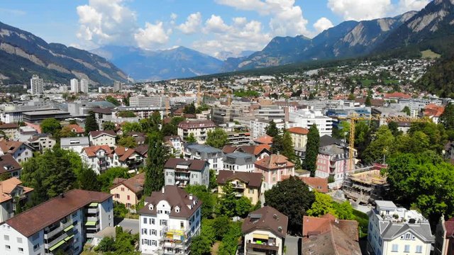 Drohne fliegt &uuml;ber die Stadt Chur, Schweiz. Aufnahmen zeigen die Stadt und angrenzenden Wald. 
Drone Aerial of the Swiss City Chur.