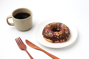 お皿にのせた チョコレート ドーナッツ とホットコーヒー 白背景