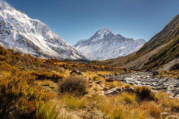 Fototapeta premium Majestic scenery of the Lakes and rivers of the South Island beneath the Southern Alps in New Zealand
