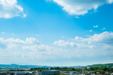 青空と郊外の街並み