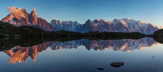 Küchenrückwand glas motiv Mont Blanc Panorama des Mont Blanc-Massivs spiegelt sich während des Sonnenuntergangs im Lac de Chesery wider. Chamonix, Frankreich.