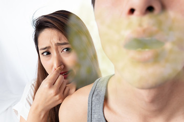 男性の口臭に鼻をつまむ女性 - obrazy, fototapety, plakaty