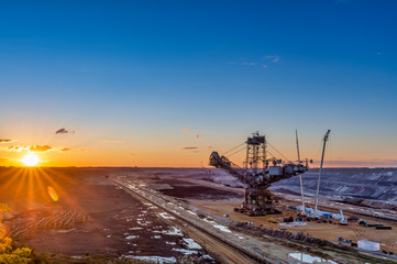 Tagebau und Bagger bei Sonnenuntergang