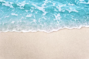 Fototapeten Weiche blaue Ozeanwelle auf sauberem Hintergrund des sandigen Strandes © OHishi_Foto