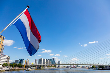 Nederlandse nationale vlag zwaaiend op een boot in Rotterdam