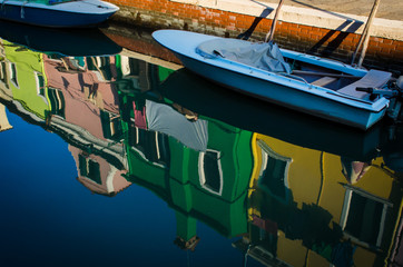 Fototapeta na wymiar Riflessi sui canali di Burano, Venezia