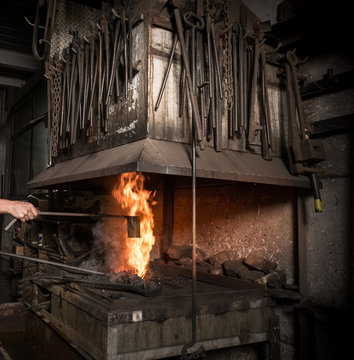 forgeron forge feu m&eacute;tal acier chauffer four m&eacute;tier artisan