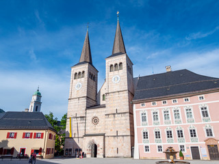 Fototapeta na wymiar Stiftskirche Berchtesgaden in Bayern