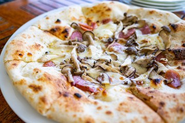 ソーセージとキノコのピザ