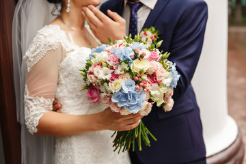 Obraz na płótnie Canvas Wedding couple, bride and groom with colorful wedding bouquet