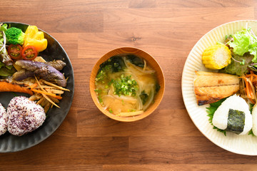おにぎりの朝ごはんプレート