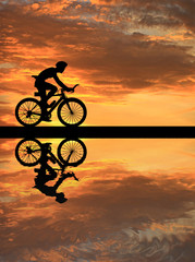 Obraz premium Silhouette Cycling on blurry sunrise sky background.