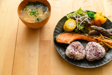おにぎりの朝ごはんプレート