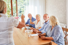 Senioren bei Computerkurs im Seniorenheim