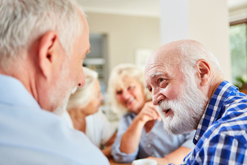Senioren als Freunde reden miteinander