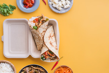 fajitas take away zero waste in a yellow background