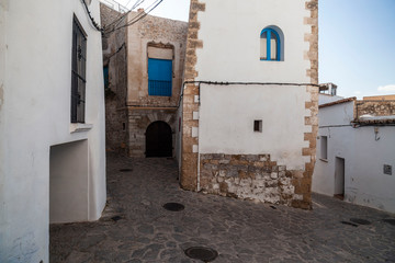 Fototapeta premium Typowa ulica w historycznym centrum, Dalt Vila na Ibizie, Eivissa, Baleary. Hiszpania.