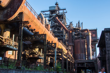 rostige Rohrleitungen einer alten Raffinerie