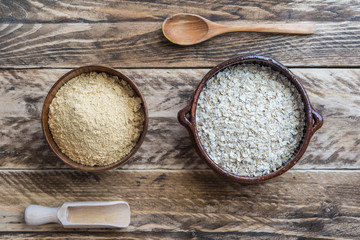 Bran oat in bowl in wooden background