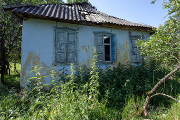 Fototapeta na wymiar Abandoned farm house.