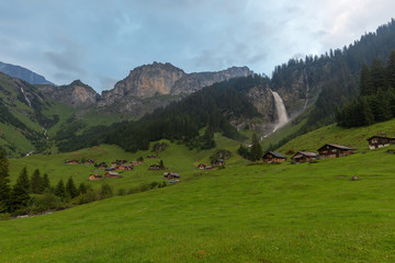 Fototapeta na wymiar Idyllisches Schweizer Alpendorf