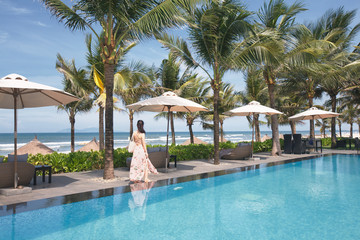 Obraz premium Female Figure in Dress in Tropical Paradise