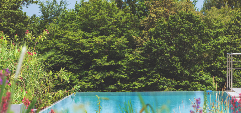 Pool im Wald, Infinity Pool