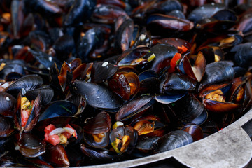 Fresh mussels at grill pan
