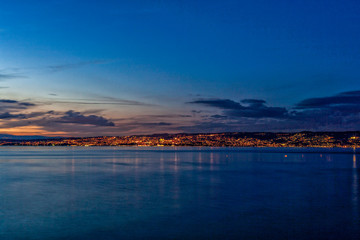 Blaue Stunde auf dem Lac Leman von Évian zur gegenüberliegenden Seite bei Lausanne