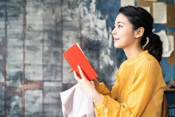 本を読む女性