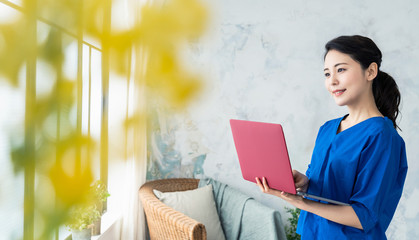パソコンを持つ女性